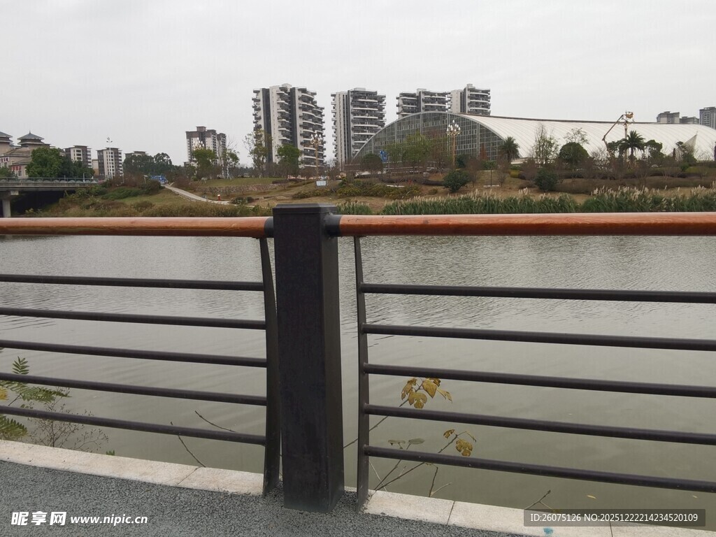 河畔栏杆旁的城市远景