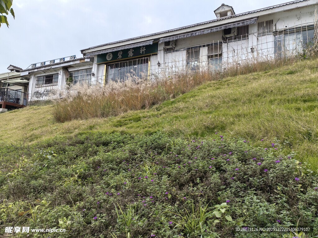 山坡上的老旧房屋群