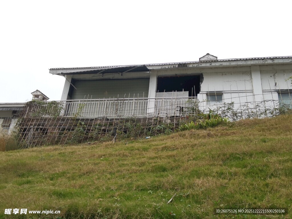 山坡上的老旧房屋