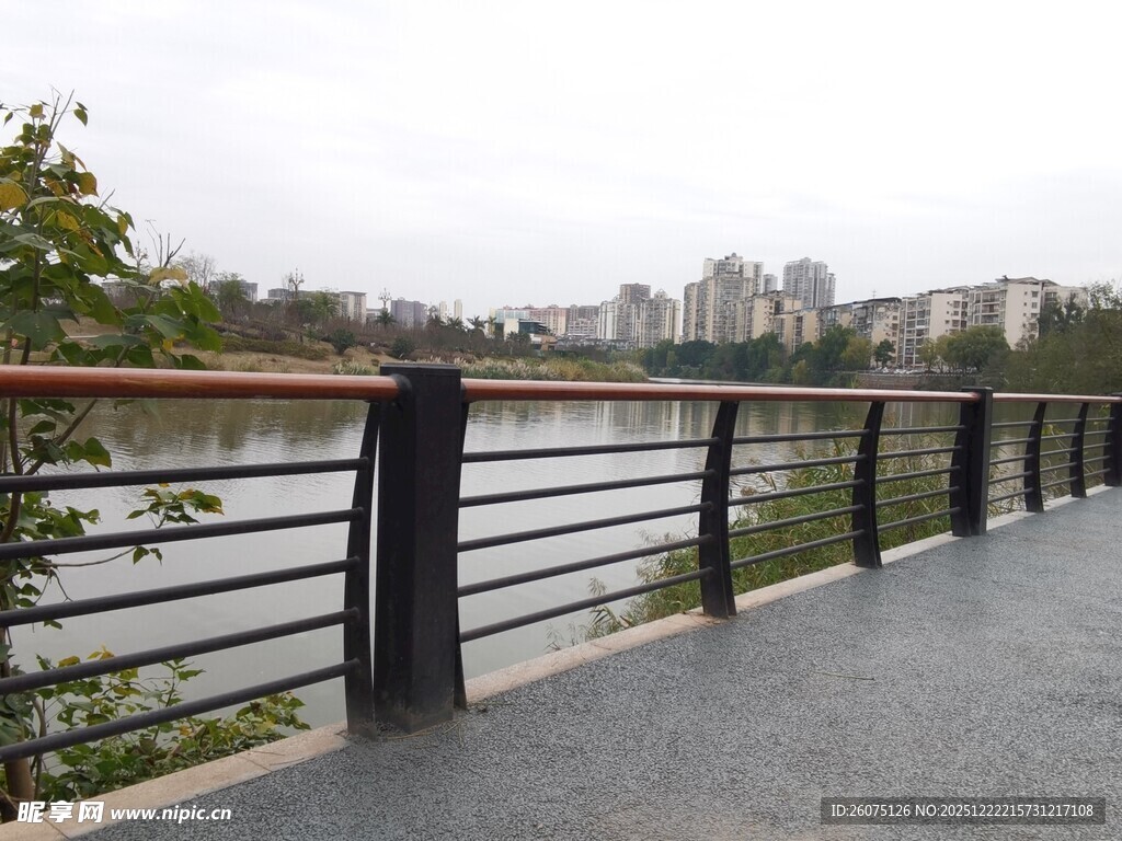 河畔护栏旁的漫步小径
