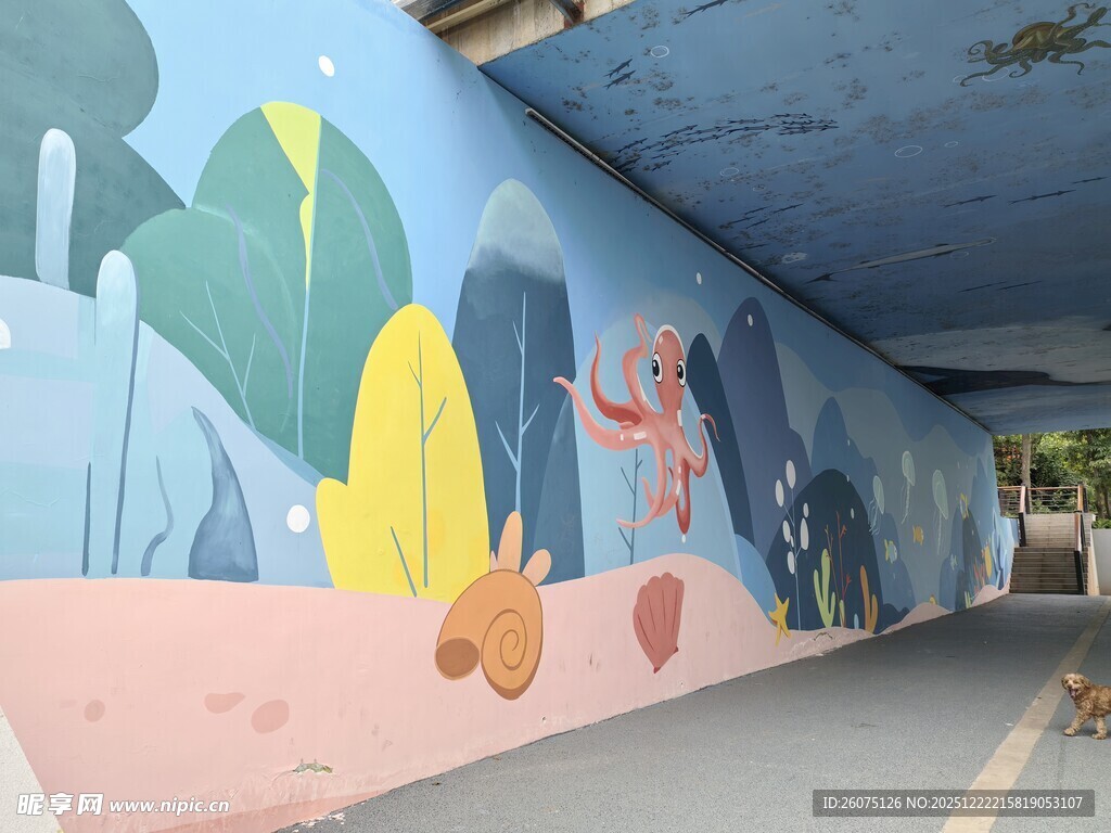 彩色墙绘装点城市通道