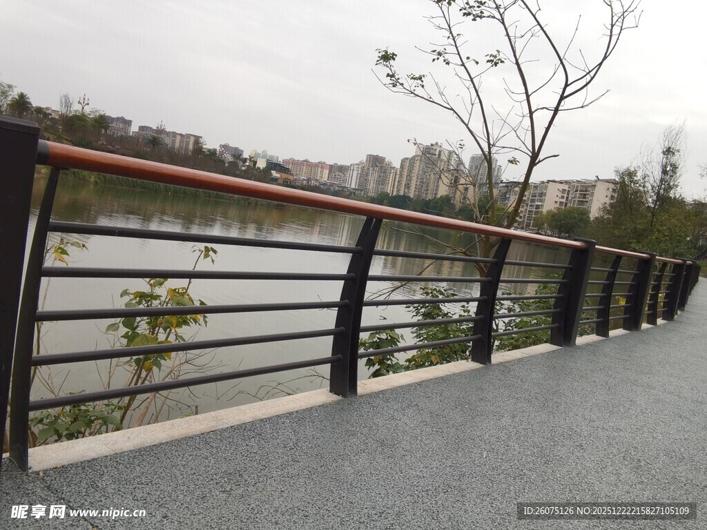 湖边步道护栏风景