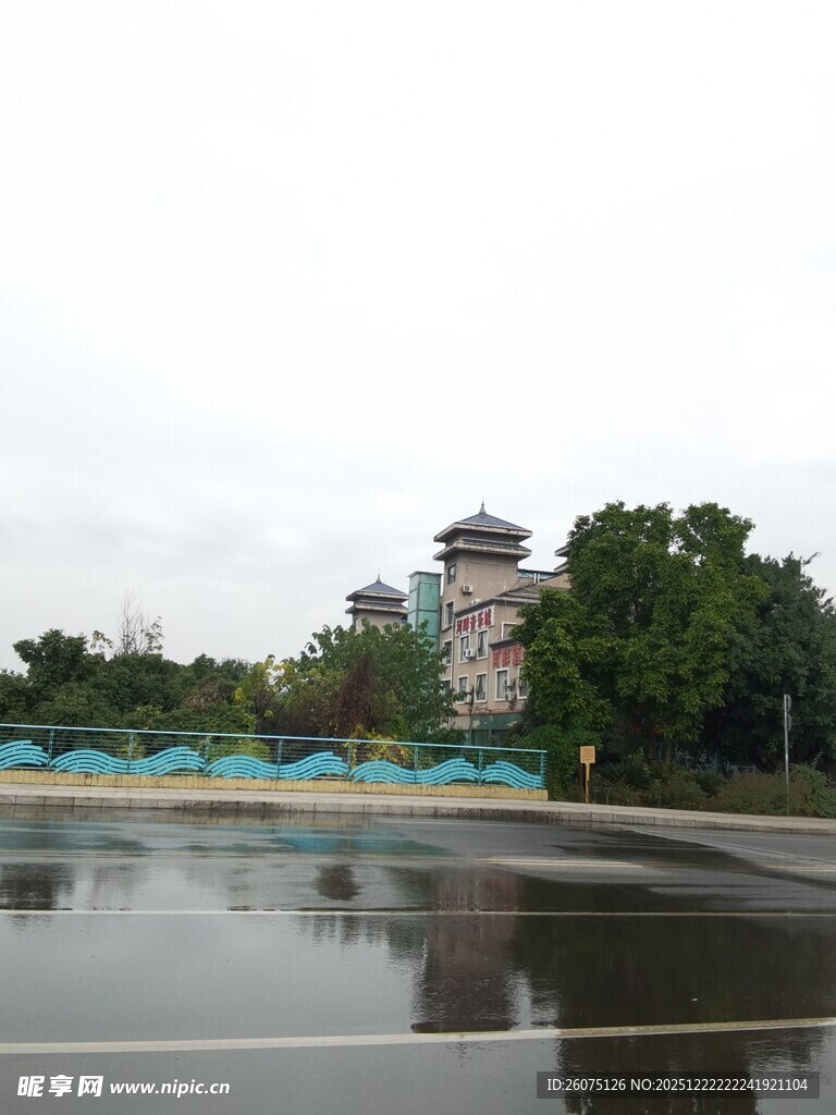 湖边古塔倒影风景如画