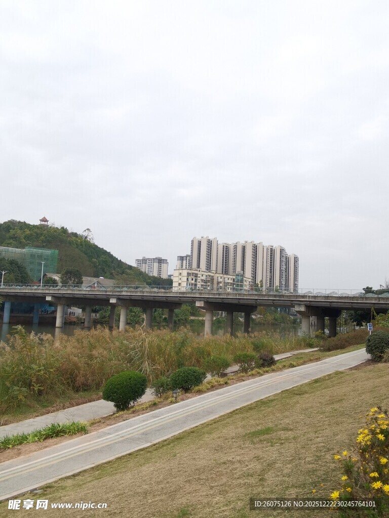 城郊风景铁路与建筑相映