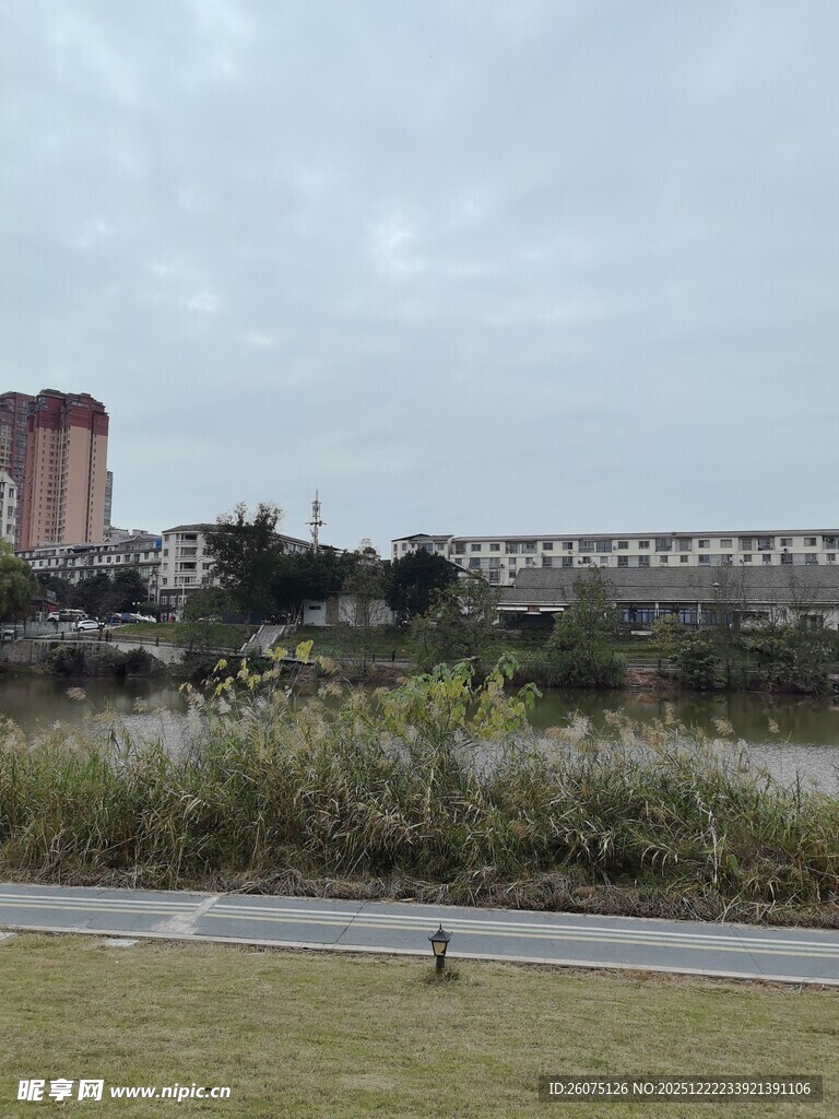 城市边缘的开阔景观