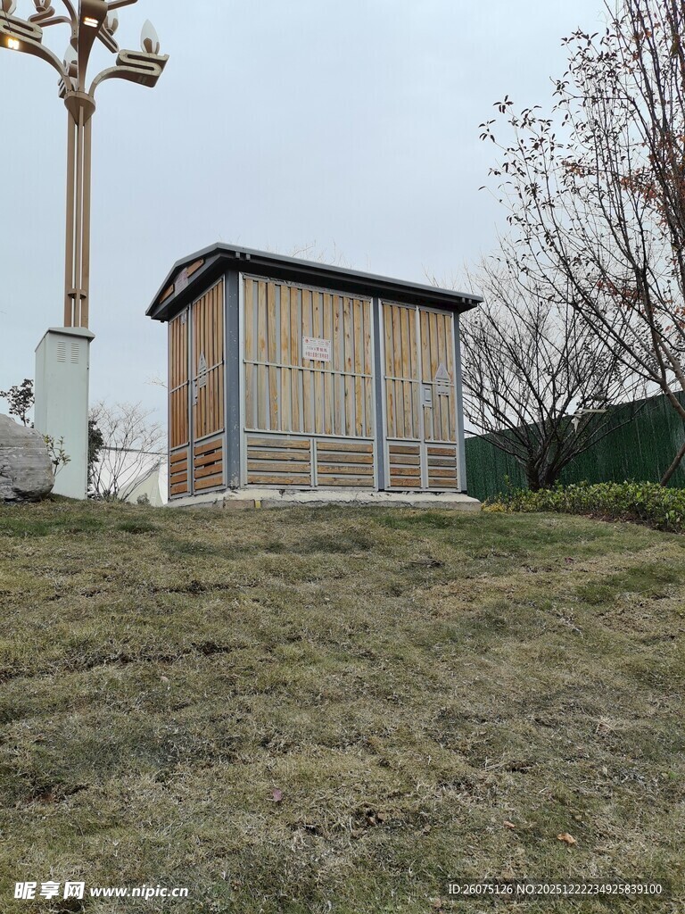 山坡上的小屋与十字架