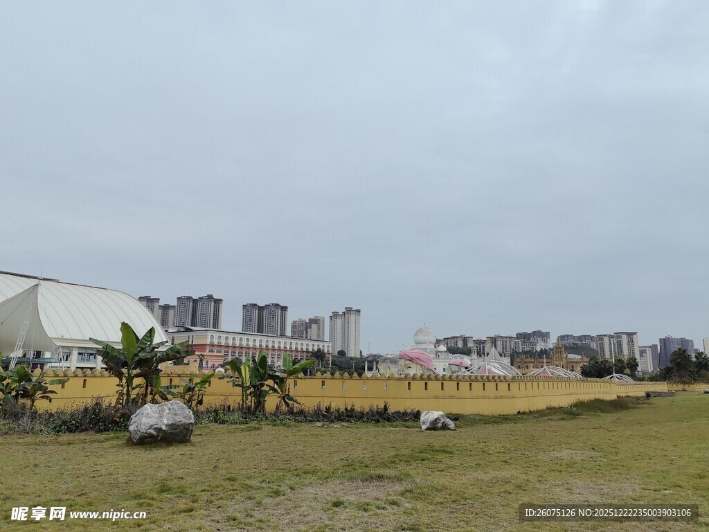 城郊开阔草地与远处建筑