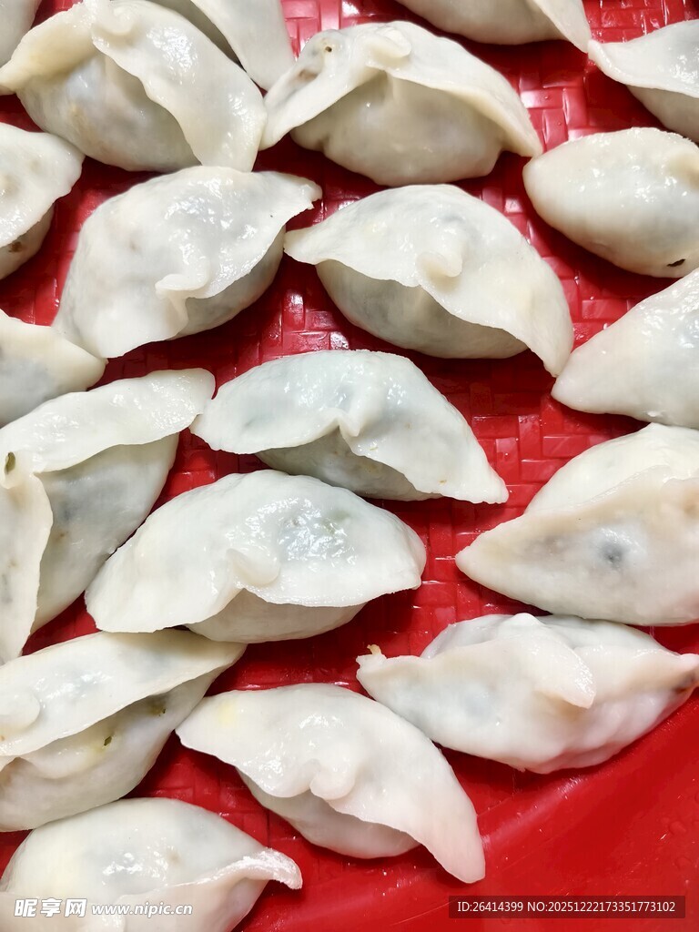 美味饺子摆放在红盘上