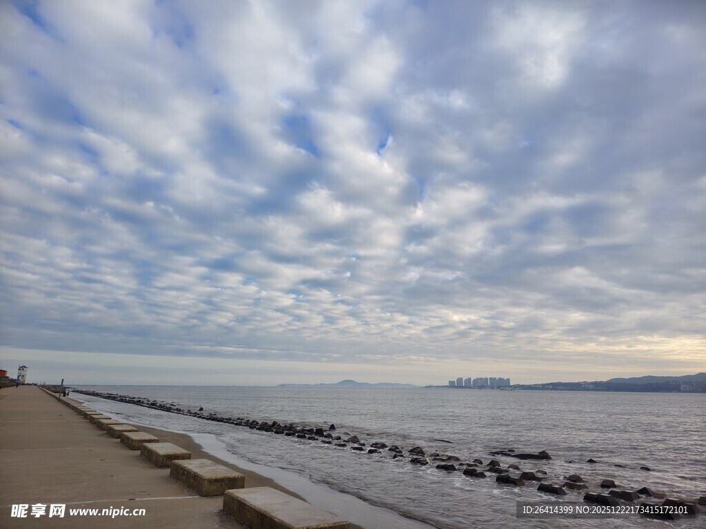 海边漫步云与海的诗意景致
