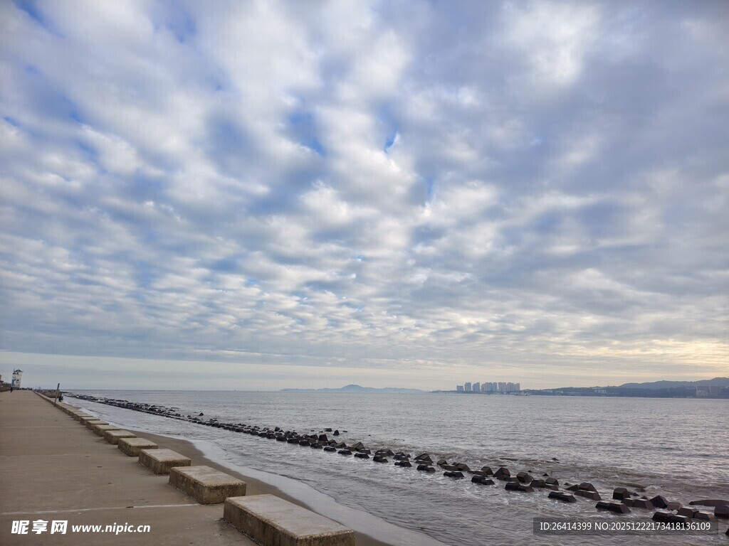 海滨风光蓝天白云海岸线