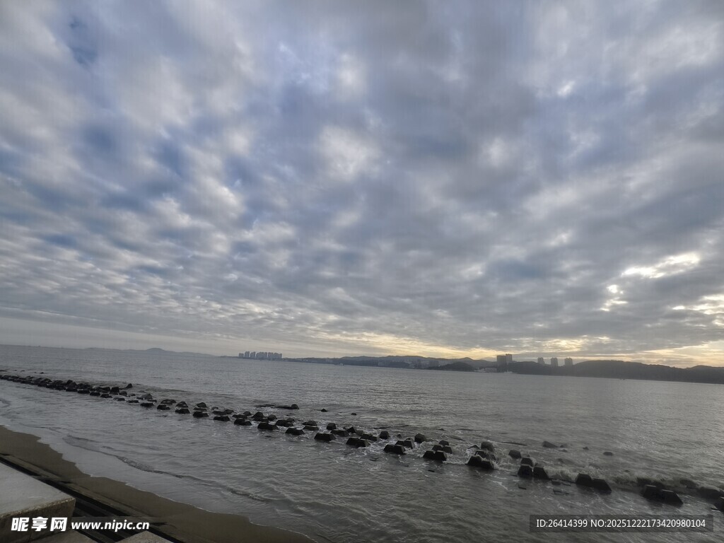 海边云景与防波设施