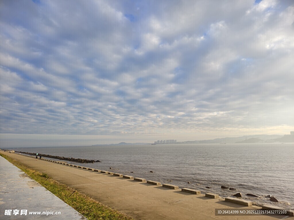 海边长堤与蓝天白云美景