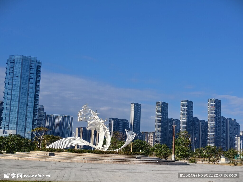 现代都市景观中的独特雕塑