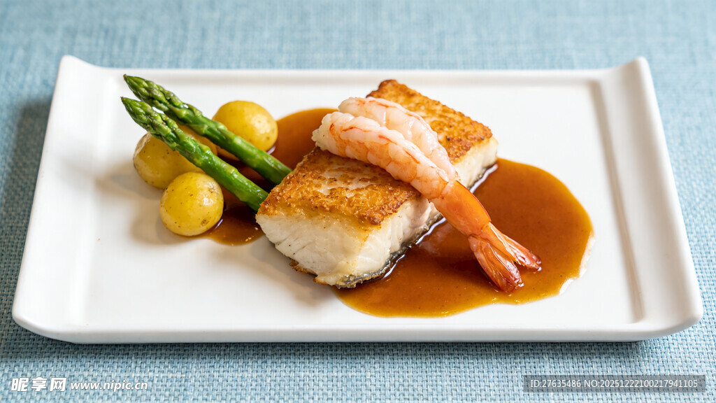 香煎鱼排配时蔬