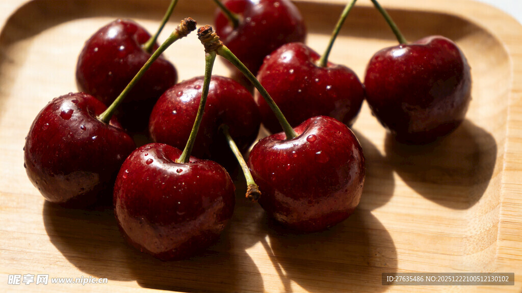 新鲜红樱桃摆放在木盘上
