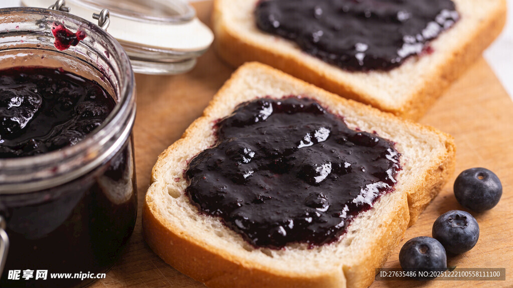 美味蓝莓酱面包