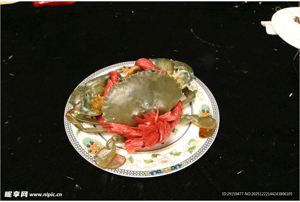 盘中螃蟹配红色食材