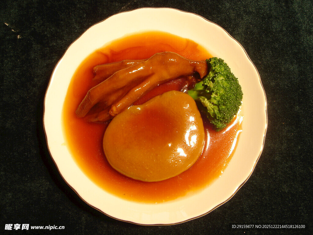 鲍汁扣鹅掌鲍鱼配西兰花