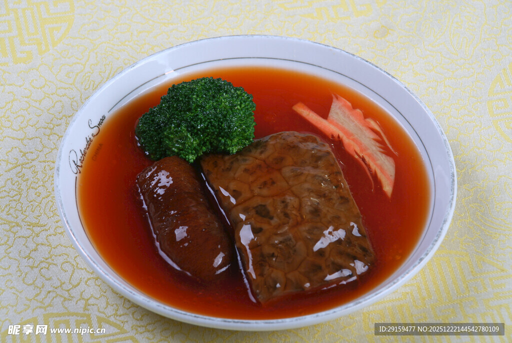 红烧菜肴配西兰花