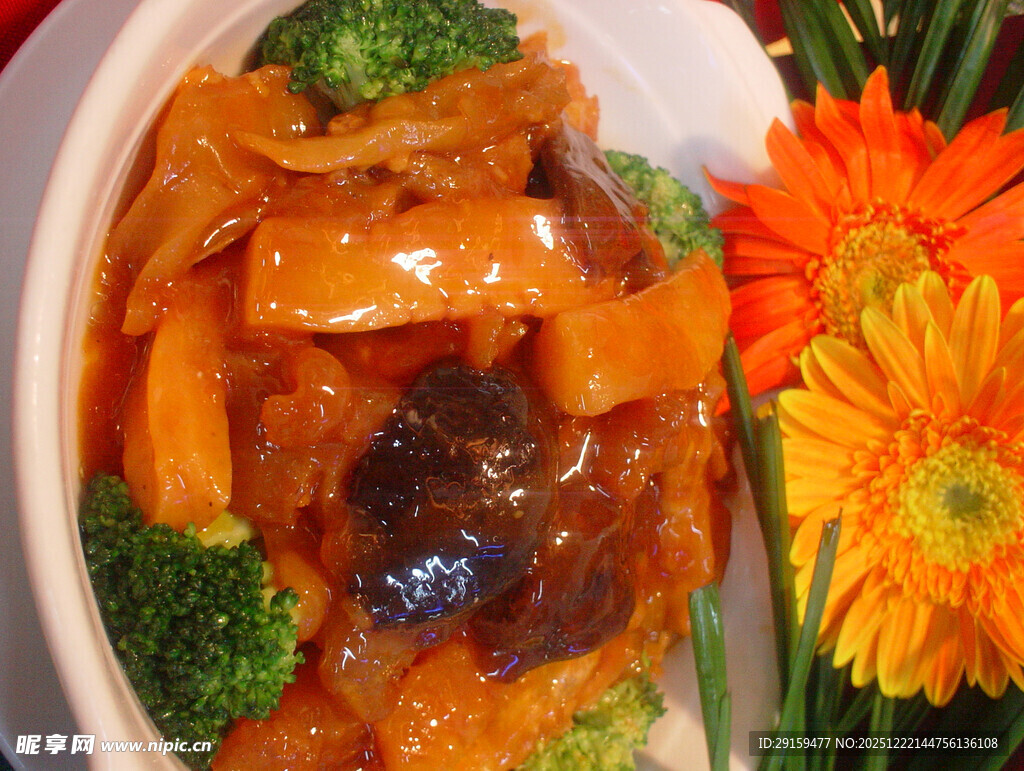 美味红烧菜肴配蔬菜