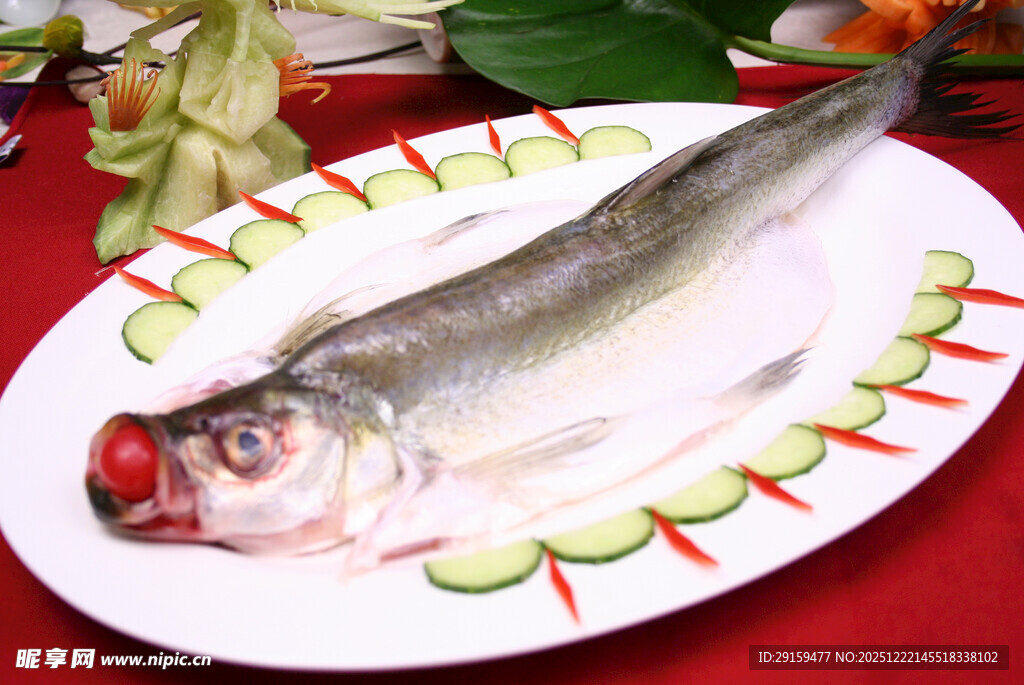 摆盘精致的清蒸鲜鱼