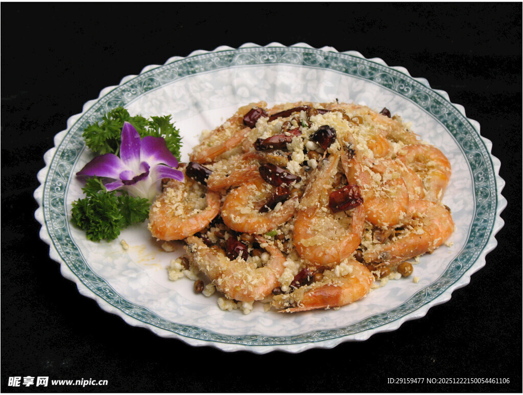 美味虾仁菜肴摆盘精致