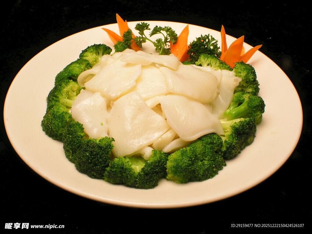 西兰花配鲜鱼片摆盘精美