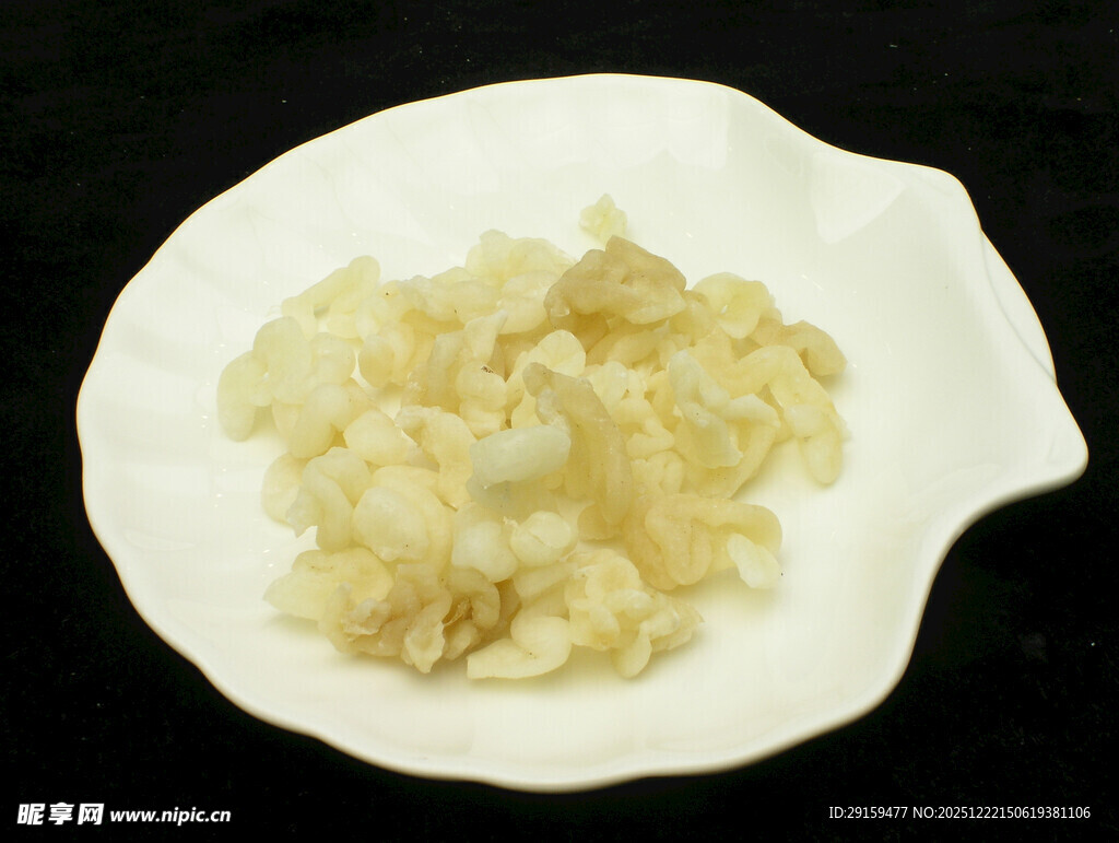 白色碟中盛放的碎状食物