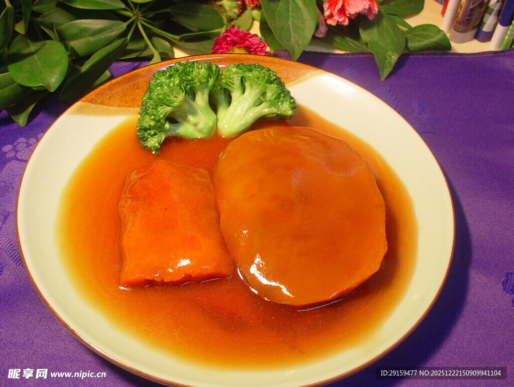 鲍汁扣萝卜配西兰花