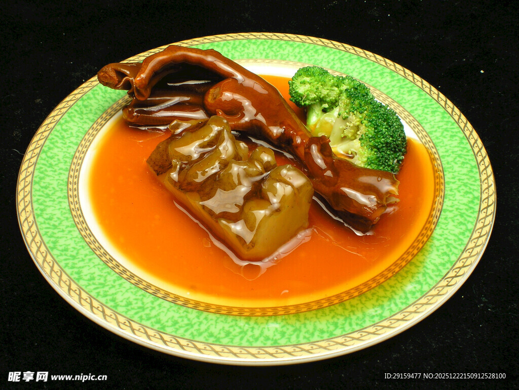 红烧牛掌配西兰花