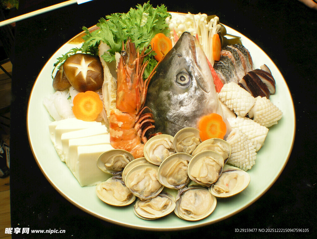 丰盛海鲜拼盘食材多样