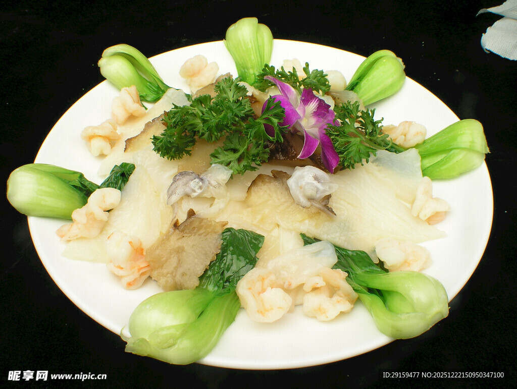 精美摆盘的海鲜蔬菜佳肴