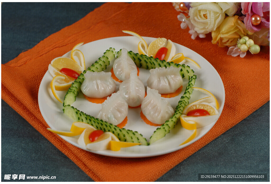 精美摆盘的虾仁蔬菜料理