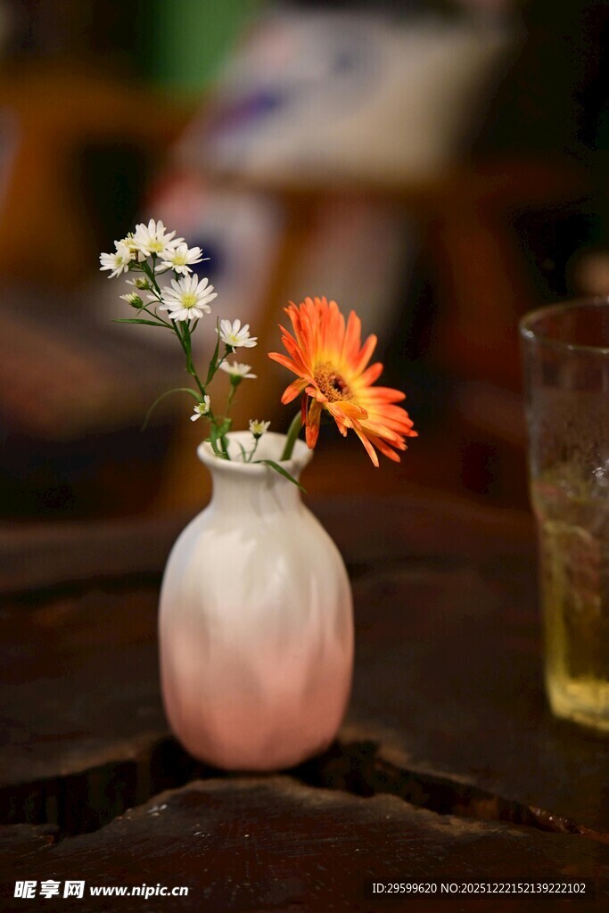 粉色花瓶插着几束小花