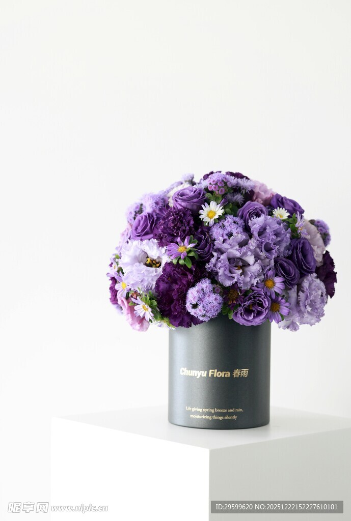 紫色花束置于简约花瓶中