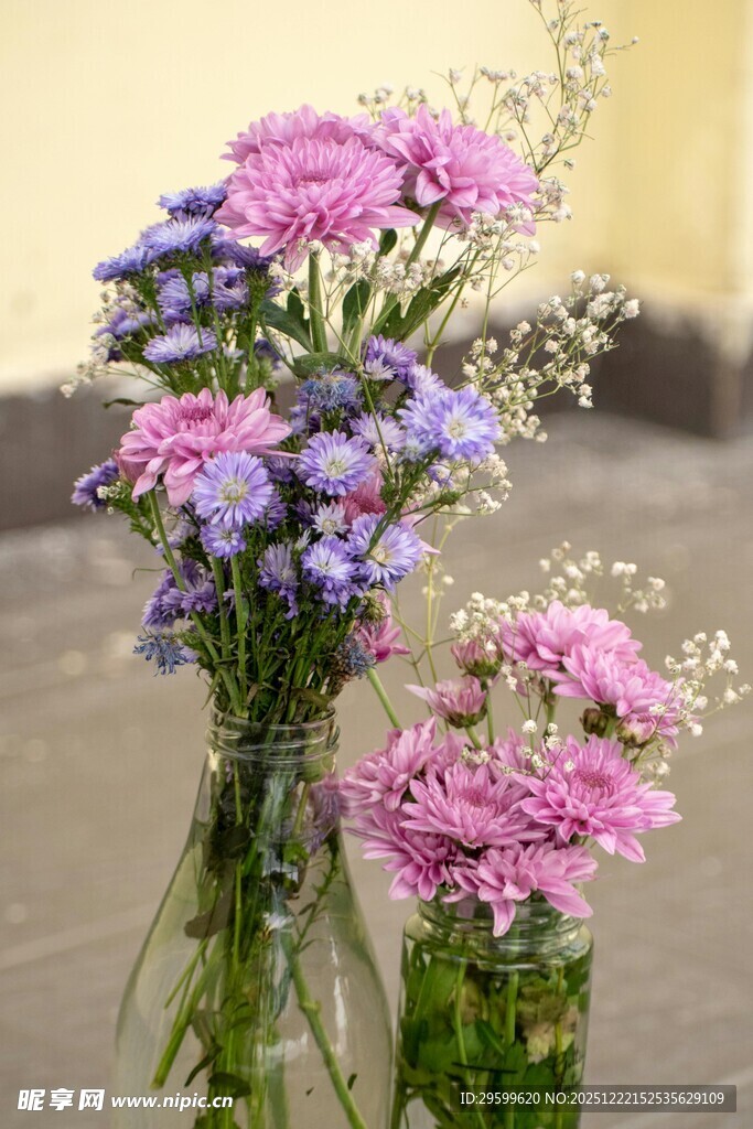 多彩鲜花插于玻璃瓶中