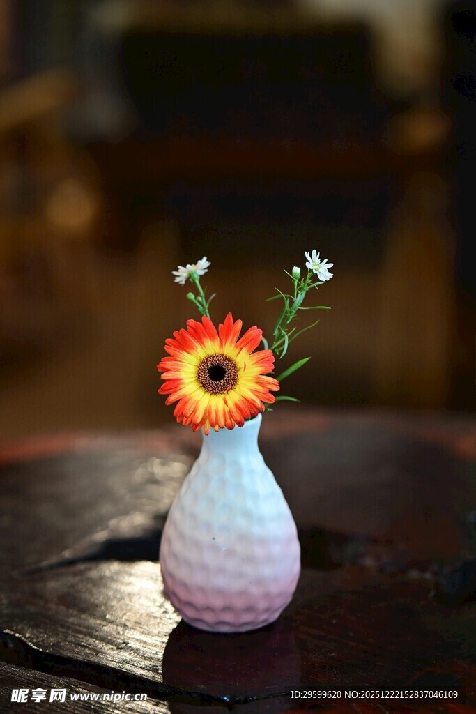 白色花瓶中的鲜艳小花