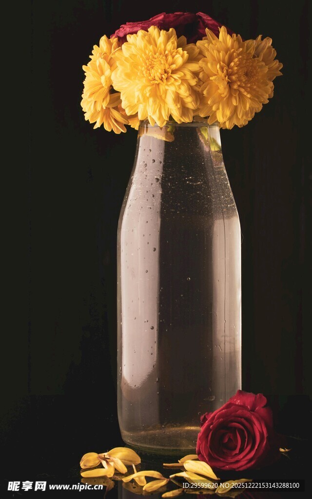 花瓶中的多彩鲜花与玫瑰