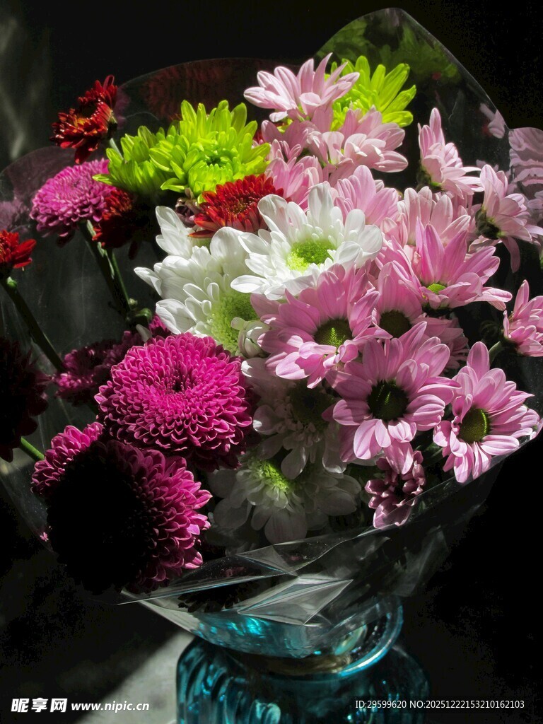 多彩鲜花插于透明花瓶中