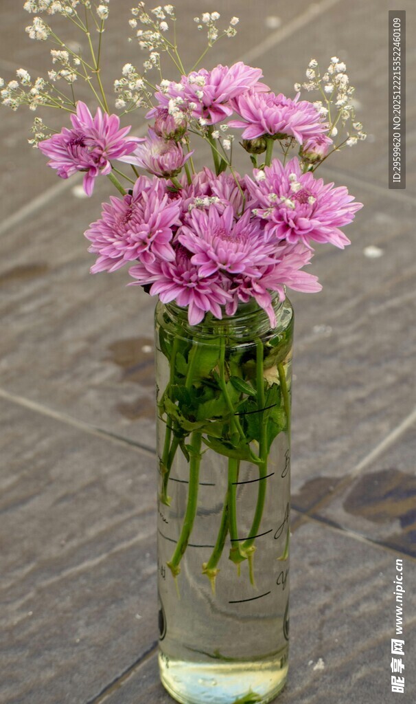 花瓶中的粉色清新花卉