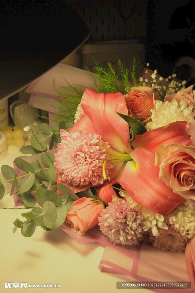 粉色系精美鲜花花束