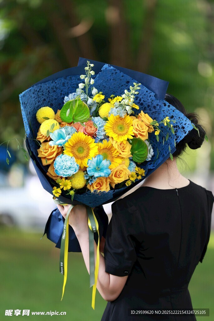 手持多彩花束的背影