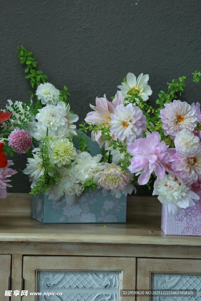 多彩花卉装饰于古朴花器