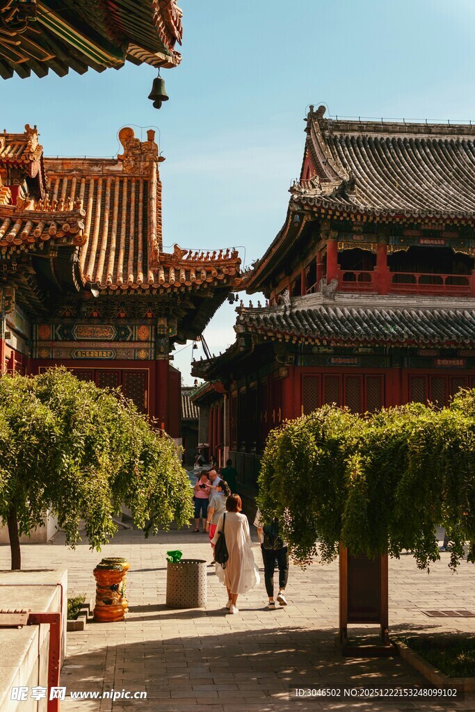 古建庭院中的漫步景致