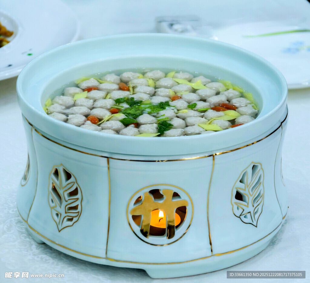 精致瓷碗盛五彩养生汤