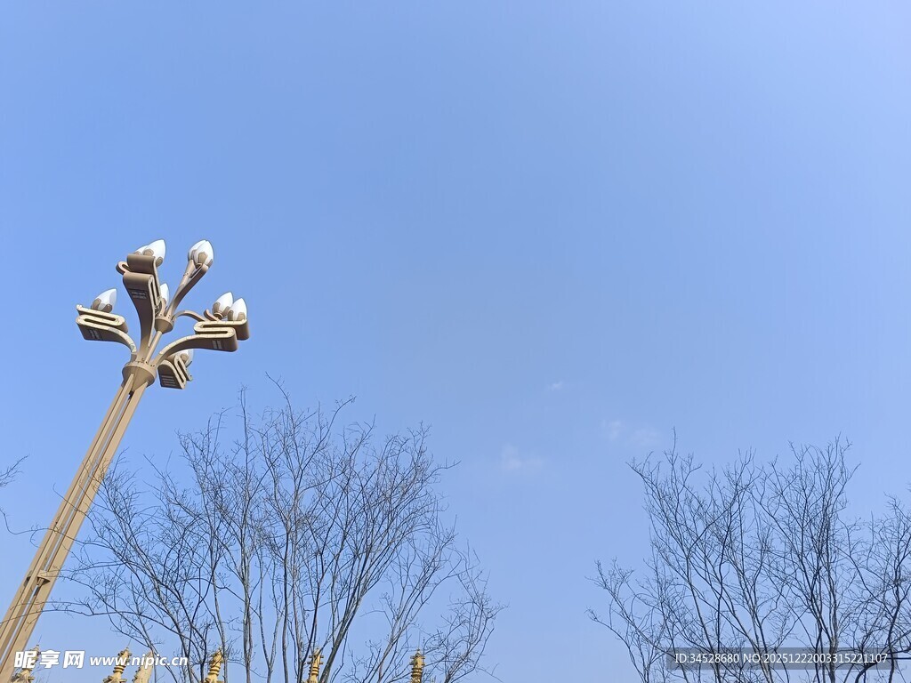 高杆灯矗立蓝天之下
