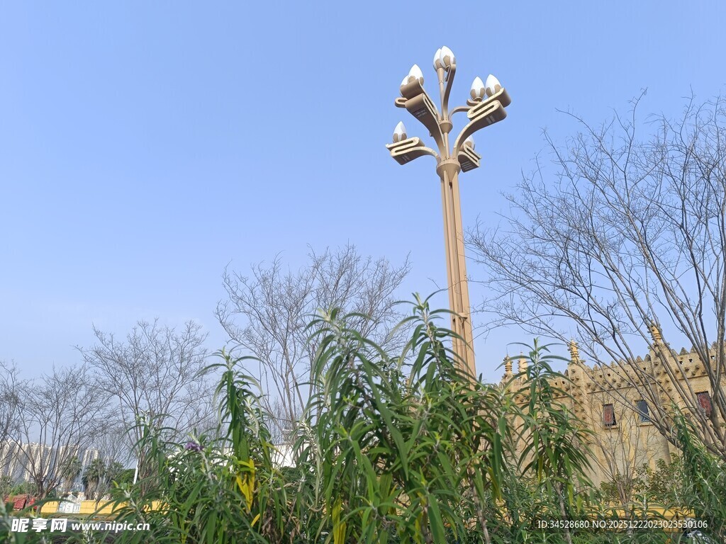 户外高杆灯立于绿植间