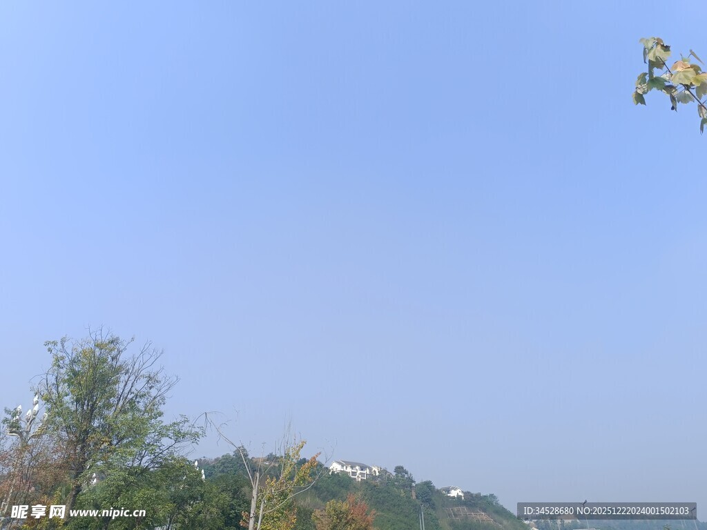 蓝天绿树山间景致