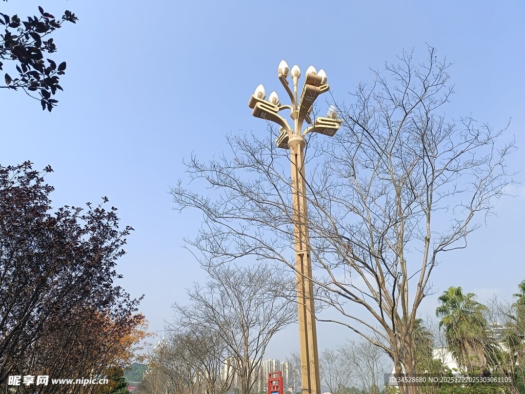 工人高空作业维修路灯