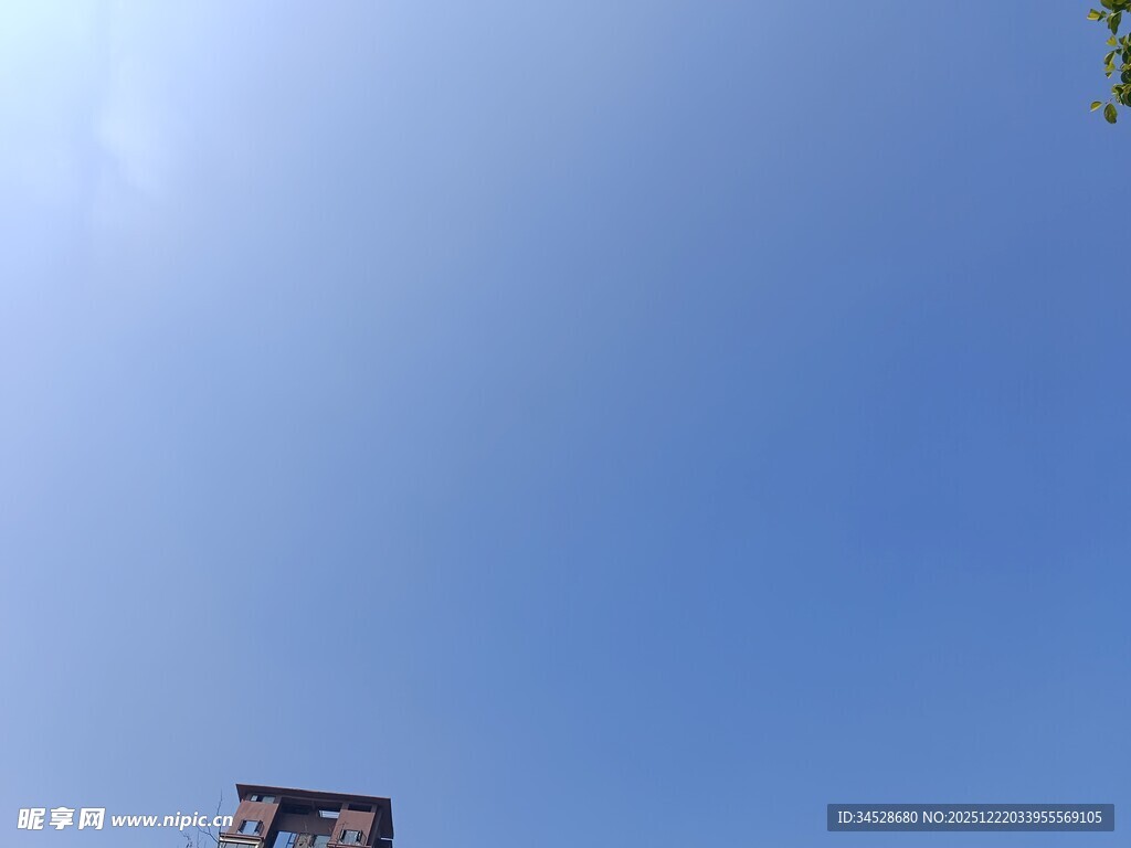 晴朗蓝天中的建筑一角